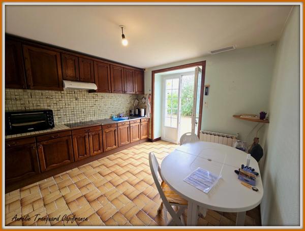 Maison CLIMATISEE, à vendre 7 pièces FONTENET (17) belle CHARENTAISE avec chambre et bureau au rez-de-chaussée.