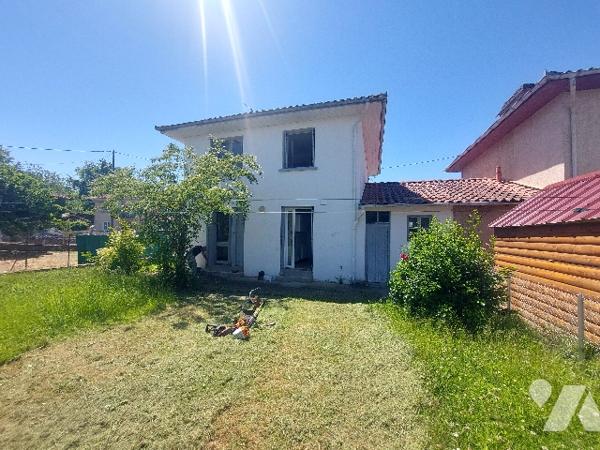 Pavillon indépendant de  83.70 m² avec garage et jardin clôturé , proche centre-ville