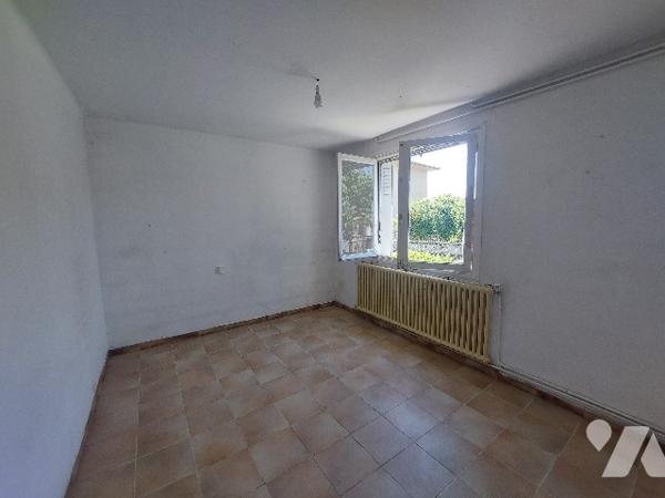 Pavillon indépendant de  83.70 m² avec garage et jardin clôturé , proche centre-ville