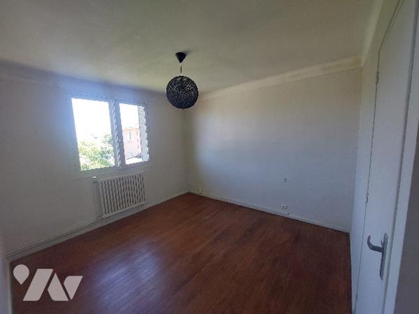 Pavillon indépendant de  83.70 m² avec garage et jardin clôturé , proche centre-ville