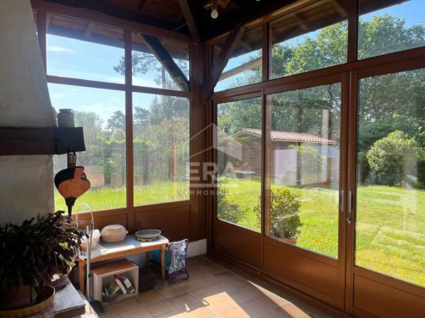 Grande maison familiale lumineuse sur terrain arboré