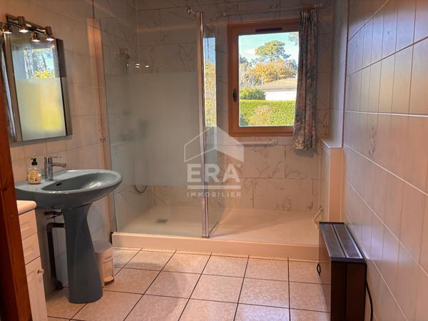 Grande maison familiale lumineuse sur terrain arboré