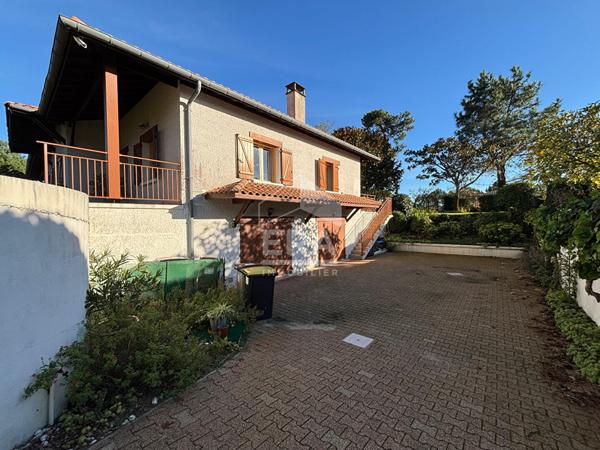 Grande maison familiale lumineuse sur terrain arboré