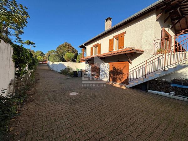 Grande maison familiale lumineuse sur terrain arboré