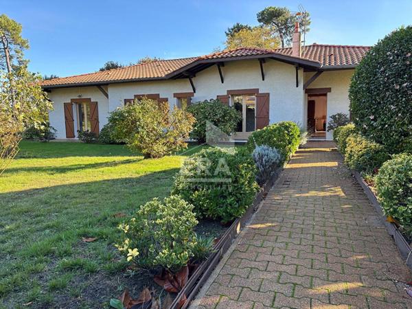 Grande maison familiale lumineuse sur terrain arboré