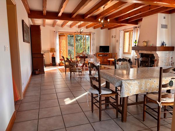 Grande maison familiale lumineuse sur terrain arboré