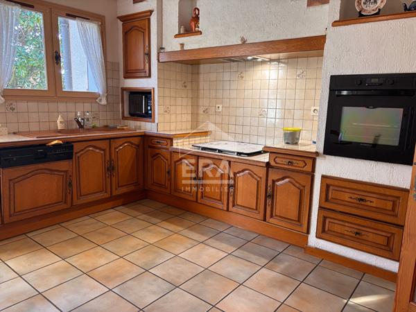 Grande maison familiale lumineuse sur terrain arboré