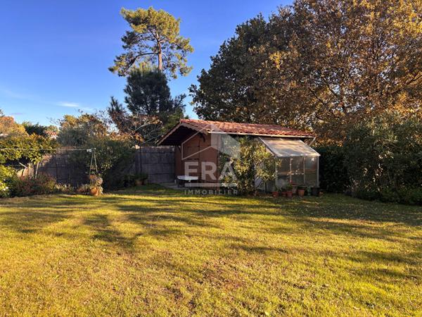 Grande maison familiale lumineuse sur terrain arboré