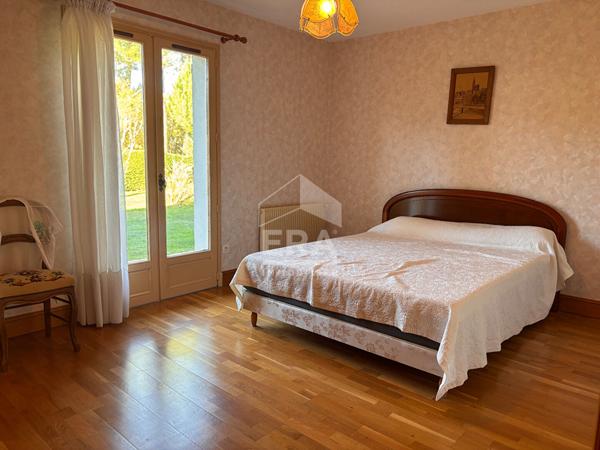 Grande maison familiale lumineuse sur terrain arboré