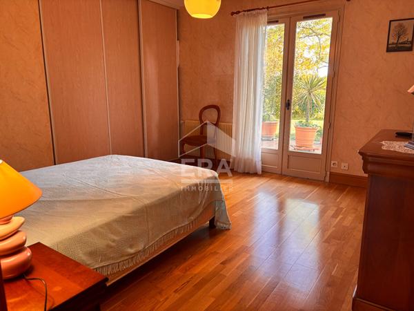 Grande maison familiale lumineuse sur terrain arboré