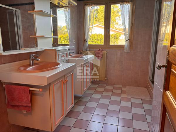 Grande maison familiale lumineuse sur terrain arboré