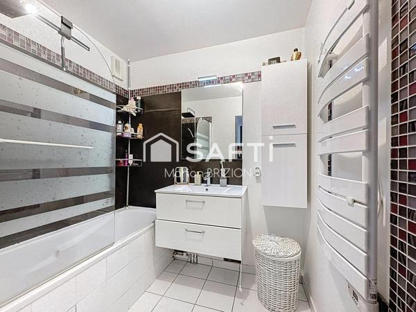 EN EXCLUSIVITE - APPARTEMENT DE TYPE 4- TERRASSE - PLACE DE PARKING EN SOUS SOL