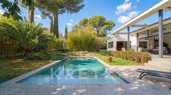 Villa d'architecte dans un écrin de verdure au centre de Castelnau le Lez