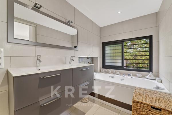 Villa d'architecte dans un écrin de verdure au centre de Castelnau le Lez