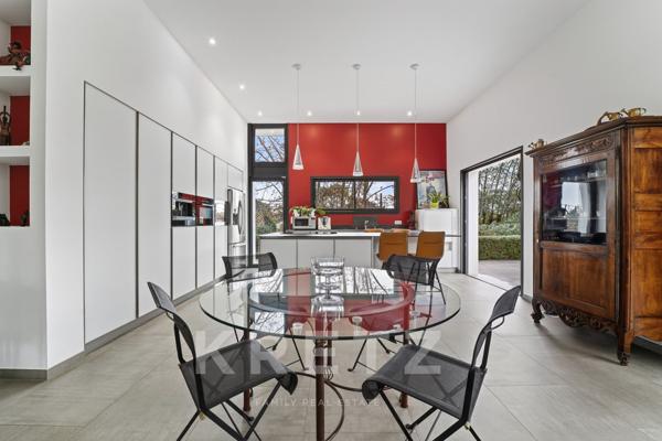 Villa d'architecte dans un écrin de verdure au centre de Castelnau le Lez