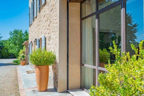 Bergerie en pierre du XVIIIᵉ siècle rénovée - 200 m2 - terrain 5000 m2 avec piscine - 25 min Aix-en-Provence