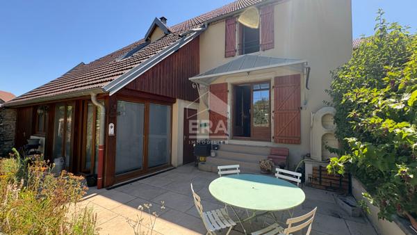 AUTHUME . Maison de caractère de 143 m² avec jardin et dépendance.