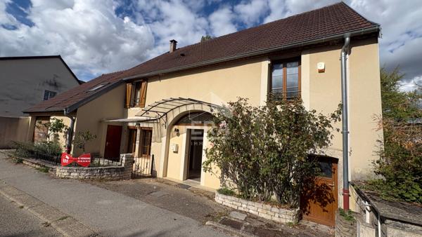 AUTHUME . Maison de caractère de 143 m² avec jardin et dépendance.