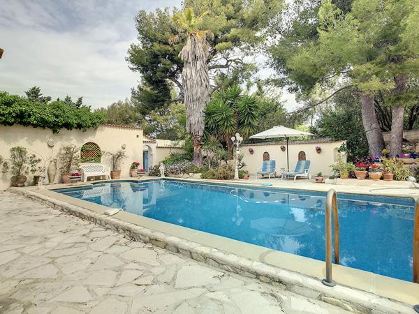 A vendre une villa 5 pièce(s) de 94 m2 sur une parcelle de 1064 m2 secteur La Croix Rouge 13013 MARSEILLE