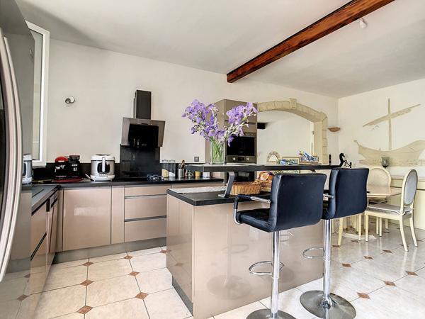 A vendre une villa 5 pièce(s) de 94 m2 sur une parcelle de 1064 m2 secteur La Croix Rouge 13013 MARSEILLE