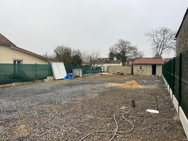 Terrain à louer

Loyer €1 010/mois charges comprises **

- Ref : 7028