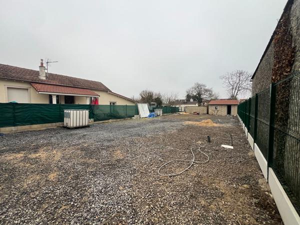 Terrain à louer

Loyer €1 010/mois charges comprises **

- Ref : 7028