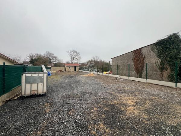 Terrain à louer

Loyer €1 010/mois charges comprises **

- Ref : 7028