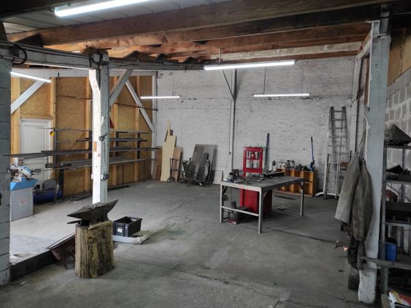 Oloron-Sainte-Marie (64400) Garage, atelier ou local à proximité de la Gare.