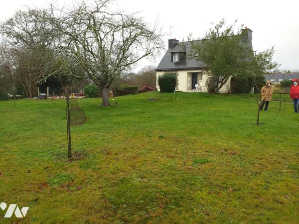 PLESCOP proche du bourg maison sur sous-sol avec un terrain de 1566m² en zone constructible