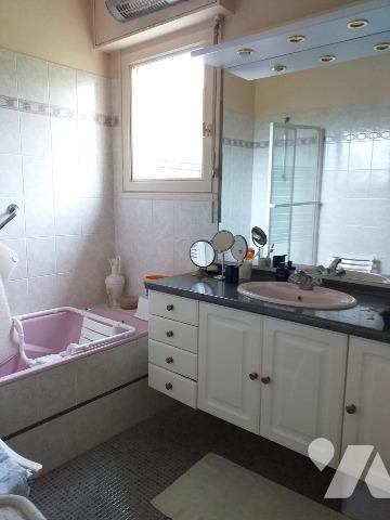 PLESCOP proche du bourg maison sur sous-sol avec un terrain de 1566m² en zone constructible