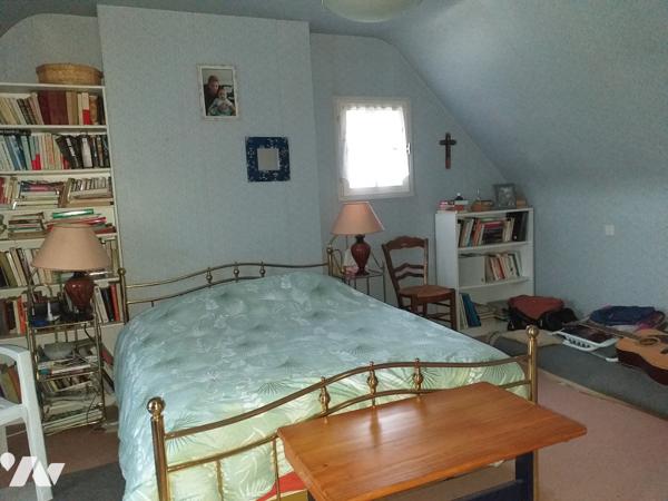 PLESCOP proche du bourg maison sur sous-sol avec un terrain de 1566m² en zone constructible