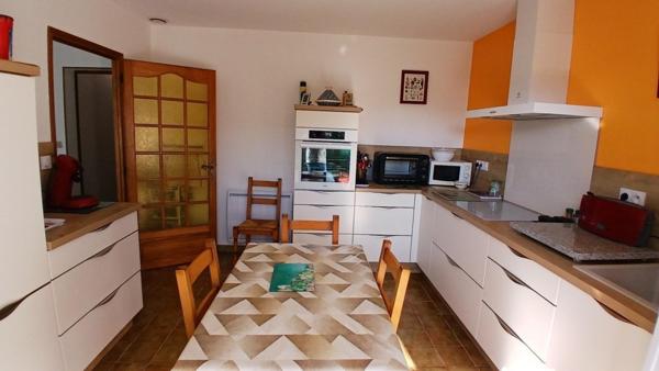 ROYAN  17200.  Trés belle maison de plain pied de 133 m² habitable sur un terrain de 570 m² clos.