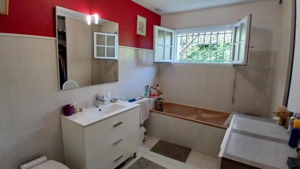 ROYAN  17200.  Trés belle maison de plain pied de 133 m² habitable sur un terrain de 570 m² clos.