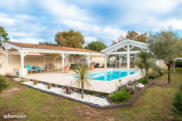 Dans un environnement calme et recherché, à proximité immédiate des commodités, découvrez cette belle maison lumineuse aux volumes généreux.

Elle se compose d’un vaste espace de vie avec salon (40 m²) et salle à manger (39 m²) ouverte sur le jardin, d’une cuisine aménagée avec arrière-cuisine, de 4 chambres, d’une buanderie et d’une salle de bain (douche + baignoire).

À l’extérieur, profitez d’un jardin sans vis-à-vis, d’une piscine 9x4,5 m, d’une terrasse de 100 m² et d’un espace idéal pour recevoir.

Stationnement facile (carport + plusieurs véhicules), portail électrique avec visiophone.

Un bien rare sur le secteur, idéal pour une vie de famille.

À visiter sans tarder.