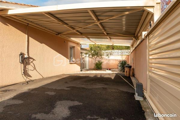 Dans un environnement calme et recherché, à proximité immédiate des commodités, découvrez cette belle maison lumineuse aux volumes généreux.

Elle se compose d’un vaste espace de vie avec salon (40 m²) et salle à manger (39 m²) ouverte sur le jardin, d’une cuisine aménagée avec arrière-cuisine, de 4 chambres, d’une buanderie et d’une salle de bain (douche + baignoire).

À l’extérieur, profitez d’un jardin sans vis-à-vis, d’une piscine 9x4,5 m, d’une terrasse de 100 m² et d’un espace idéal pour recevoir.

Stationnement facile (carport + plusieurs véhicules), portail électrique avec visiophone.

Un bien rare sur le secteur, idéal pour une vie de famille.

À visiter sans tarder.