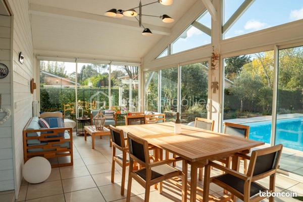 Dans un environnement calme et recherché, à proximité immédiate des commodités, découvrez cette belle maison lumineuse aux volumes généreux.

Elle se compose d’un vaste espace de vie avec salon (40 m²) et salle à manger (39 m²) ouverte sur le jardin, d’une cuisine aménagée avec arrière-cuisine, de 4 chambres, d’une buanderie et d’une salle de bain (douche + baignoire).

À l’extérieur, profitez d’un jardin sans vis-à-vis, d’une piscine 9x4,5 m, d’une terrasse de 100 m² et d’un espace idéal pour recevoir.

Stationnement facile (carport + plusieurs véhicules), portail électrique avec visiophone.

Un bien rare sur le secteur, idéal pour une vie de famille.

À visiter sans tarder.