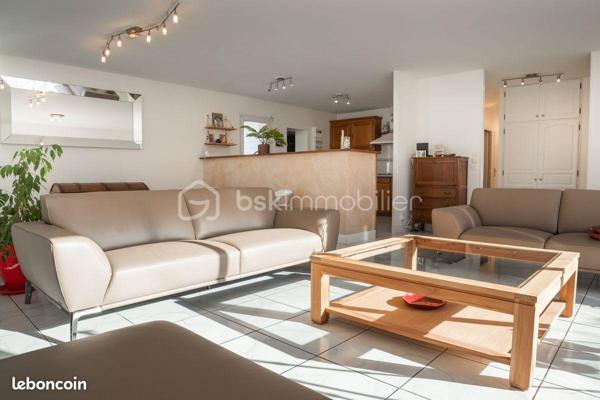Dans un environnement calme et recherché, à proximité immédiate des commodités, découvrez cette belle maison lumineuse aux volumes généreux.

Elle se compose d’un vaste espace de vie avec salon (40 m²) et salle à manger (39 m²) ouverte sur le jardin, d’une cuisine aménagée avec arrière-cuisine, de 4 chambres, d’une buanderie et d’une salle de bain (douche + baignoire).

À l’extérieur, profitez d’un jardin sans vis-à-vis, d’une piscine 9x4,5 m, d’une terrasse de 100 m² et d’un espace idéal pour recevoir.

Stationnement facile (carport + plusieurs véhicules), portail électrique avec visiophone.

Un bien rare sur le secteur, idéal pour une vie de famille.

À visiter sans tarder.