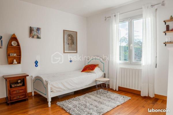 Dans un environnement calme et recherché, à proximité immédiate des commodités, découvrez cette belle maison lumineuse aux volumes généreux.

Elle se compose d’un vaste espace de vie avec salon (40 m²) et salle à manger (39 m²) ouverte sur le jardin, d’une cuisine aménagée avec arrière-cuisine, de 4 chambres, d’une buanderie et d’une salle de bain (douche + baignoire).

À l’extérieur, profitez d’un jardin sans vis-à-vis, d’une piscine 9x4,5 m, d’une terrasse de 100 m² et d’un espace idéal pour recevoir.

Stationnement facile (carport + plusieurs véhicules), portail électrique avec visiophone.

Un bien rare sur le secteur, idéal pour une vie de famille.

À visiter sans tarder.