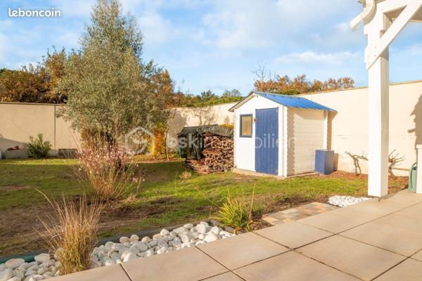 Dans un environnement calme et recherché, à proximité immédiate des commodités, découvrez cette belle maison lumineuse aux volumes généreux.

Elle se compose d’un vaste espace de vie avec salon (40 m²) et salle à manger (39 m²) ouverte sur le jardin, d’une cuisine aménagée avec arrière-cuisine, de 4 chambres, d’une buanderie et d’une salle de bain (douche + baignoire).

À l’extérieur, profitez d’un jardin sans vis-à-vis, d’une piscine 9x4,5 m, d’une terrasse de 100 m² et d’un espace idéal pour recevoir.

Stationnement facile (carport + plusieurs véhicules), portail électrique avec visiophone.

Un bien rare sur le secteur, idéal pour une vie de famille.

À visiter sans tarder.