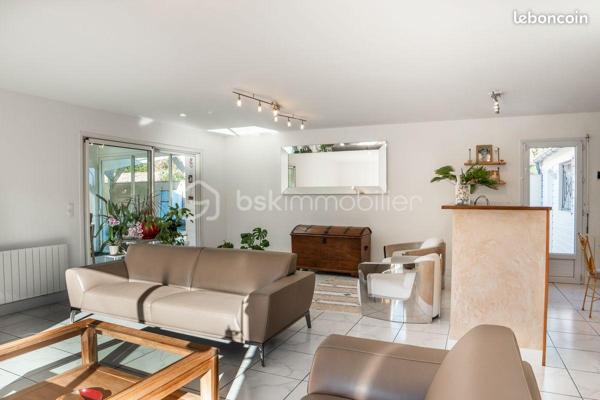 Dans un environnement calme et recherché, à proximité immédiate des commodités, découvrez cette belle maison lumineuse aux volumes généreux.

Elle se compose d’un vaste espace de vie avec salon (40 m²) et salle à manger (39 m²) ouverte sur le jardin, d’une cuisine aménagée avec arrière-cuisine, de 4 chambres, d’une buanderie et d’une salle de bain (douche + baignoire).

À l’extérieur, profitez d’un jardin sans vis-à-vis, d’une piscine 9x4,5 m, d’une terrasse de 100 m² et d’un espace idéal pour recevoir.

Stationnement facile (carport + plusieurs véhicules), portail électrique avec visiophone.

Un bien rare sur le secteur, idéal pour une vie de famille.

À visiter sans tarder.
