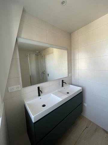 REF 12107 - F4 ENTIEREMENT REFAIT A NEUF AVEC TERRASSE