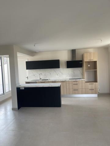 REF 12107 - F4 ENTIEREMENT REFAIT A NEUF AVEC TERRASSE