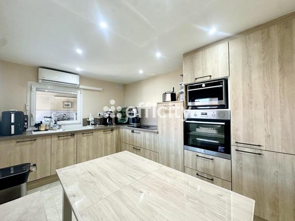 Maison
         5 pièces
        - 136 m² Exclusivité 330 000 € *