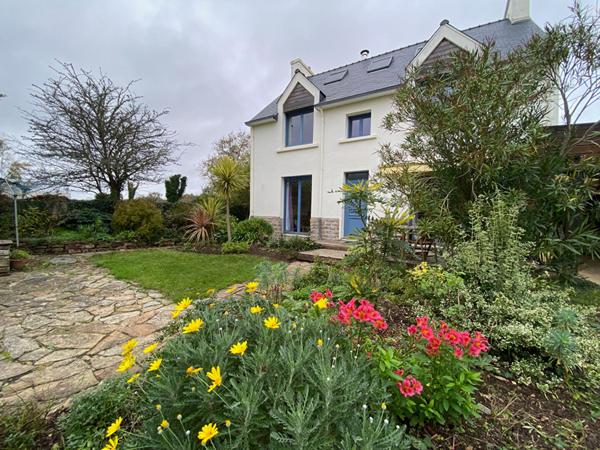 Trégunc maison lumineuse des années 50 entièrement rénovée de 132 m² sur un terrain de 765 m² proches plages .