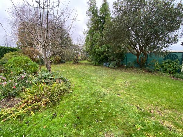 Trégunc maison lumineuse des années 50 entièrement rénovée de 132 m² sur un terrain de 765 m² proches plages .