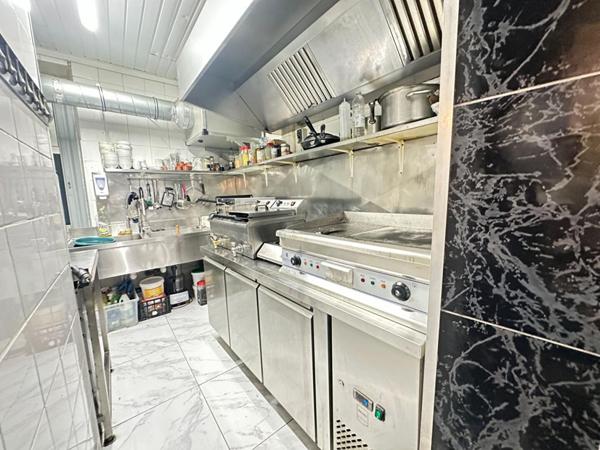 Pleine Propriété Immeuble Mixte Prêt à Exploiter  Grans Centre ville