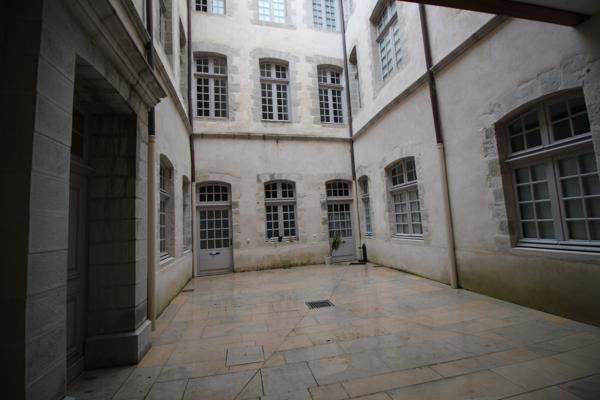 SUPERBE T3 meublé -  HYPER-CENTRE BAYONNAIS