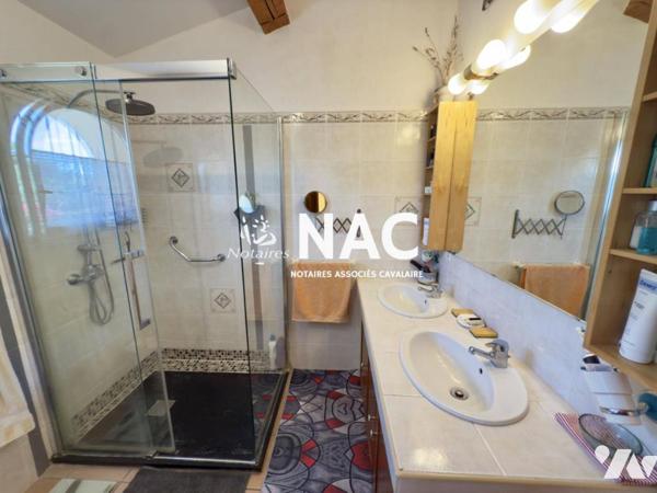 Grande Villa de 229m² à vendre sur grand terrain dans un quartier résidentiel au calme.