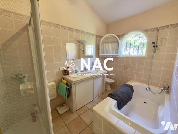 Grande Villa de 229m² à vendre sur grand terrain dans un quartier résidentiel au calme.