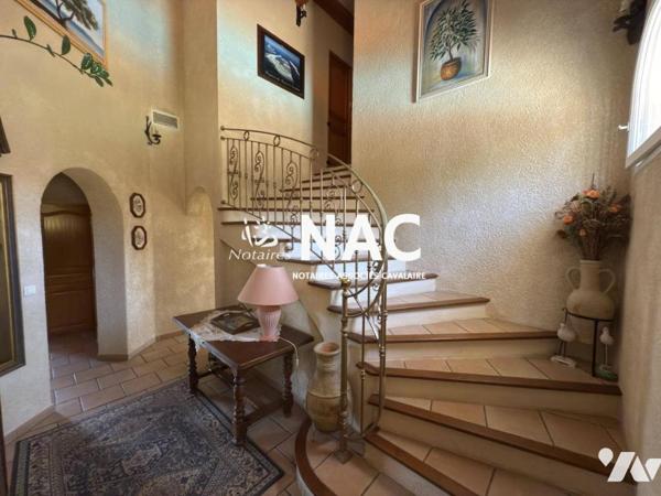 Grande Villa de 229m² à vendre sur grand terrain dans un quartier résidentiel au calme.